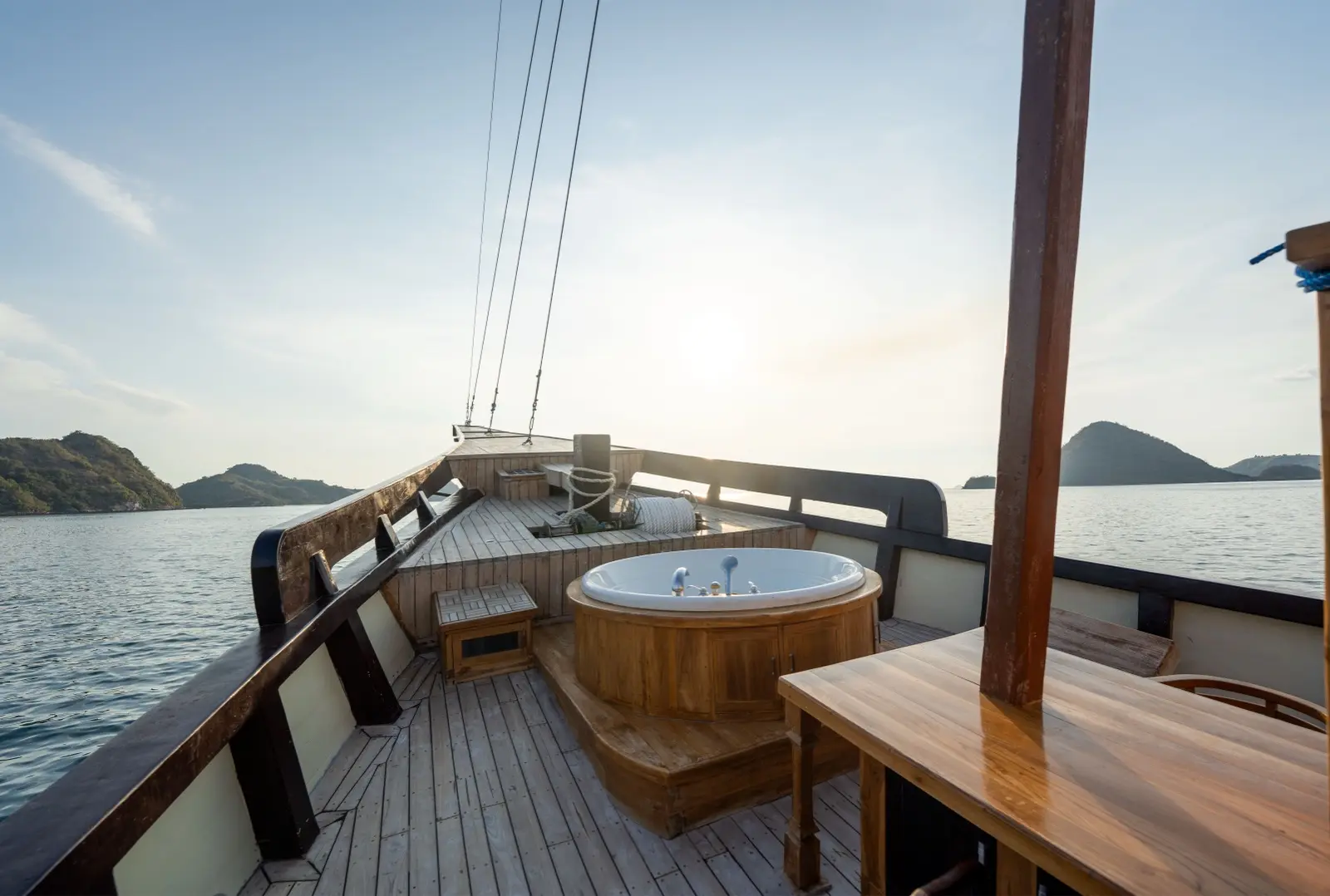 Alfatran 3 — jacuzzi deck