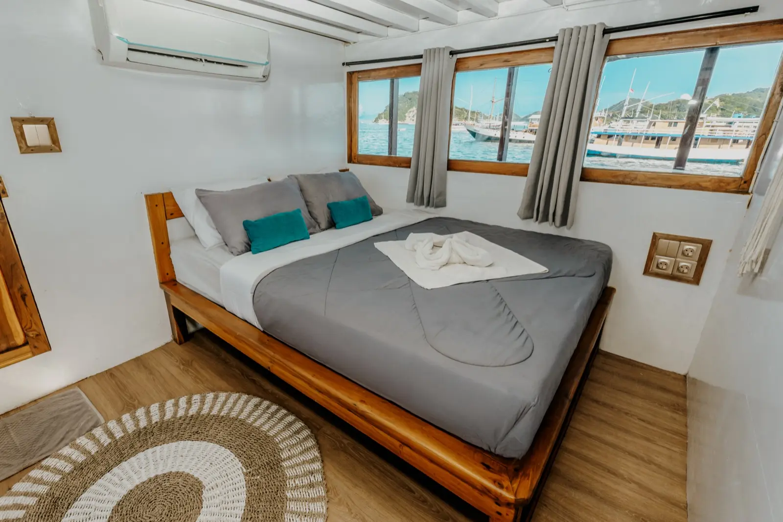 Master Cabin (Upper Deck) on Amore
