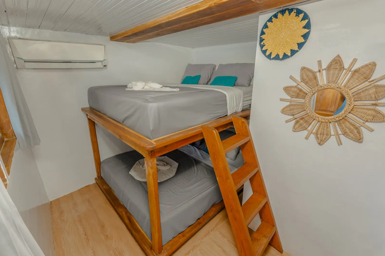 Sharing Cabin 4 on Amore