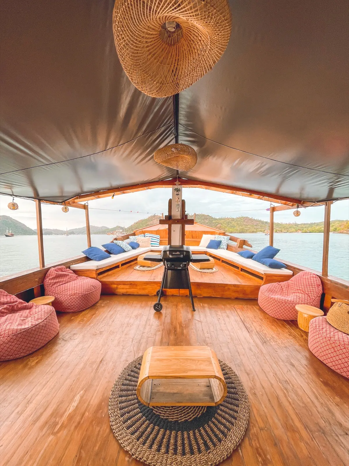 Kanhaloka — lounge