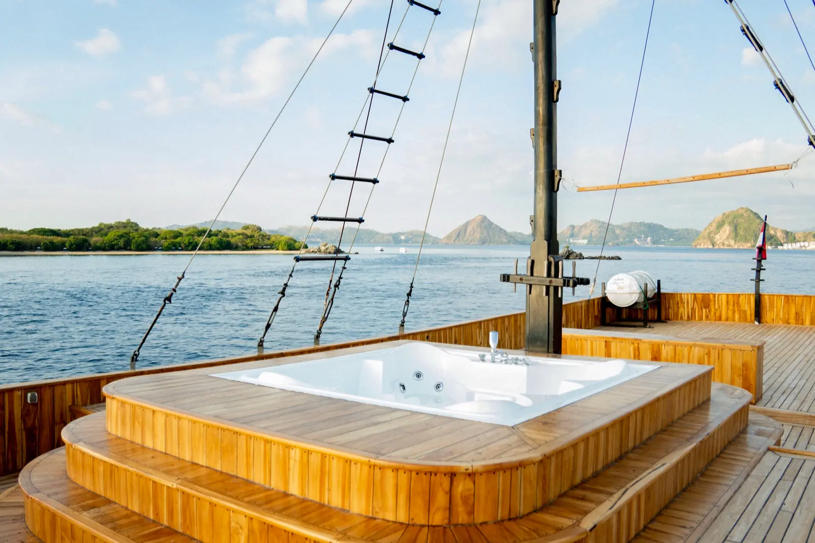 Lamborajo 3 — jacuzzi deck
