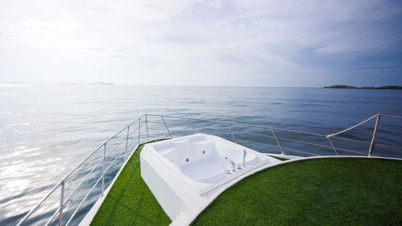 Ocean Angel — jacuzzi deck