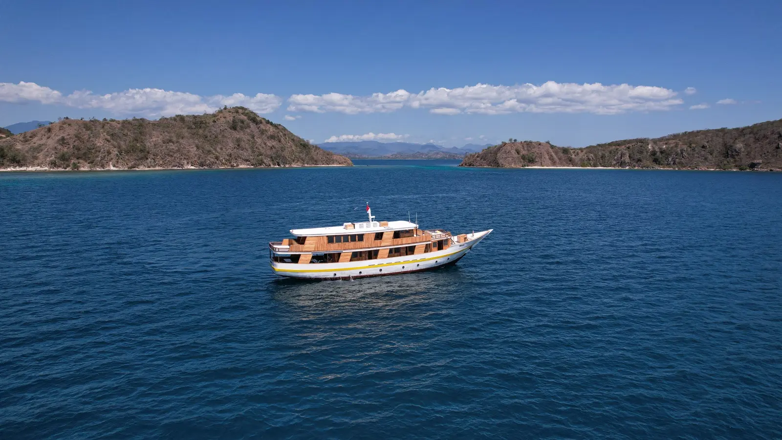 Vhale — Vhale Phinisi — Sailing Komodo